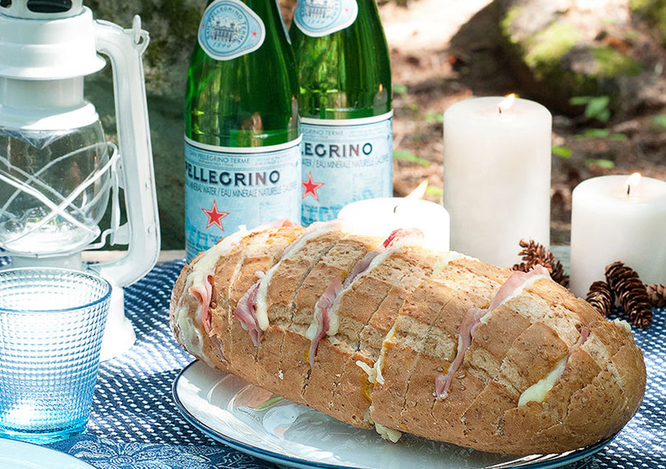 PAIN AU JAMBON ET FROMAGE CUIT SUR FEU DE CAMP