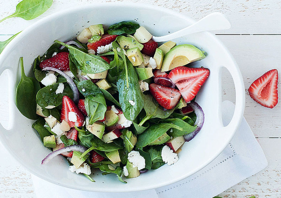 SALADE D'ÉPINARDS À L'AVOCAT ET AUX FRAISES