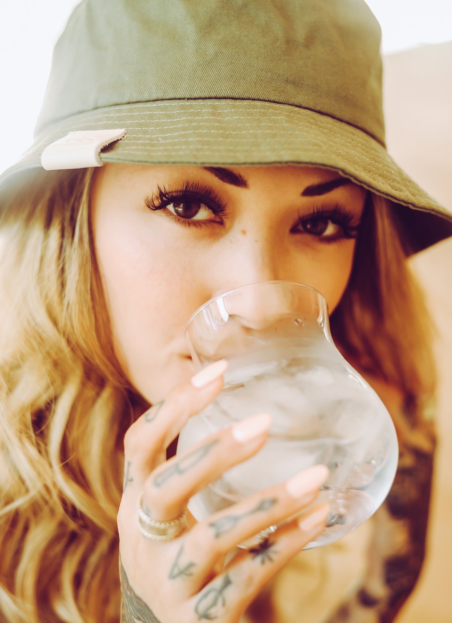 ecogriffe-bucket-hat-kaki-cuir-ambiance-unisexe
